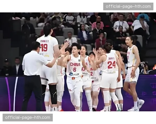 终场哨响，中国球员韩旭与队友击掌庆祝季前赛个人表现